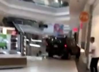 Видео: в Чикаго внедорожник въехал в молл, есть раненые