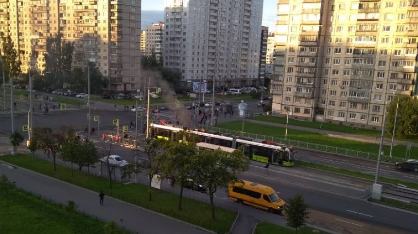 Видео: В Петербурге загорелся частный трамвай «Чижик»