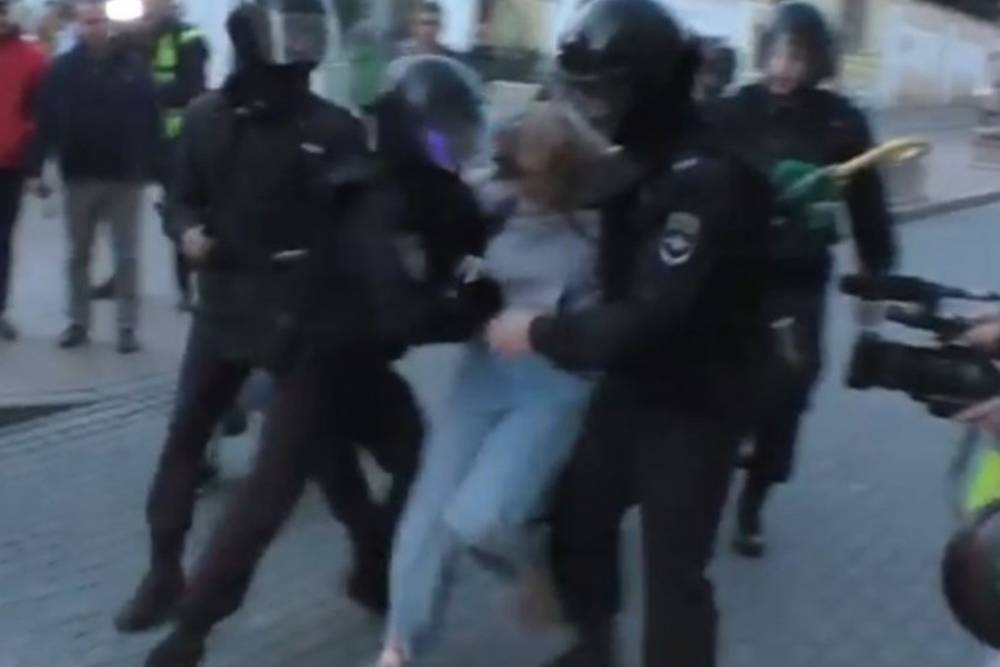 Жалобу избитой на митинге в Москве девушки передали из СК в Росгвардию