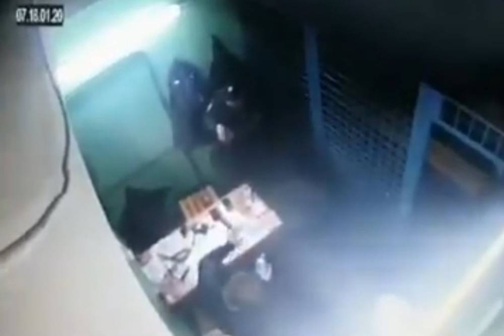 СМИ опубликовали видео убийства полицейского коллегой у метро