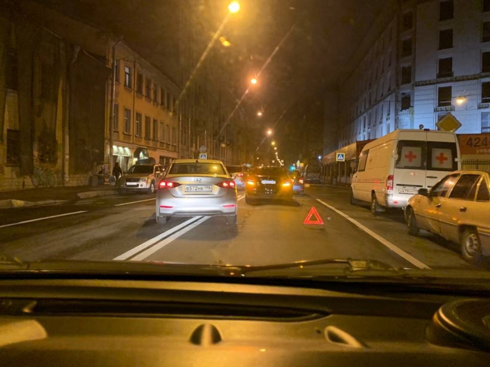 Mercedes и Volkswagen попали в ДТП на Боровой и мешают проезду