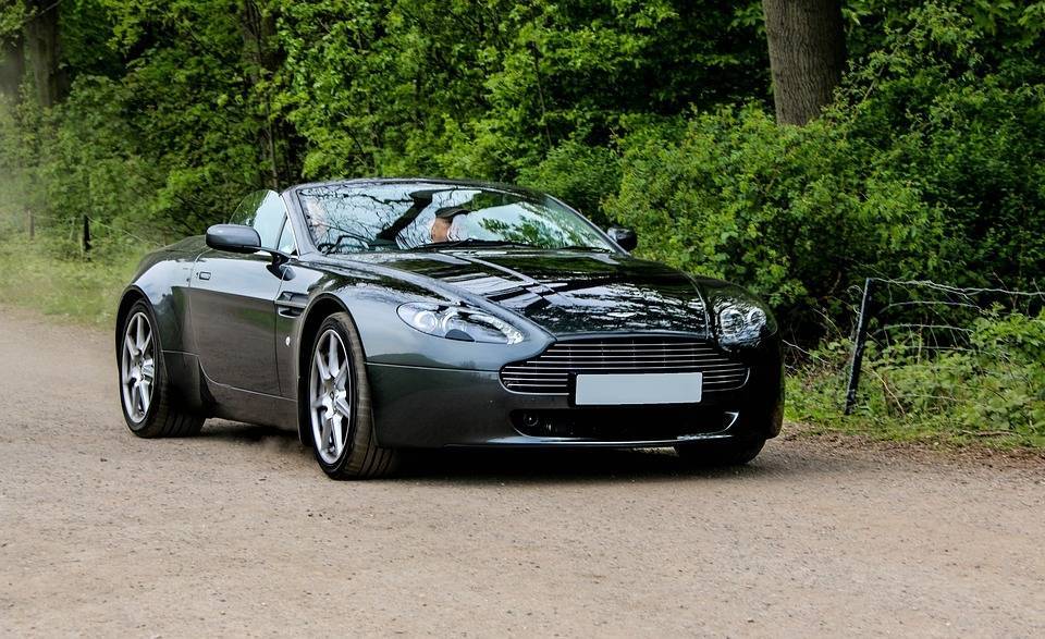 Суперкар Aston Martin Vantage подешевел в России из-за растаможки