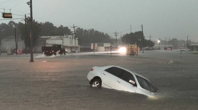 Наводнение в Техасе: есть погибшие, десятки аллигаторов плавают у порогов домов (фото)