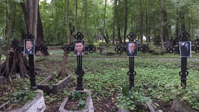 На Смоленском кладбище активисты разместили фотографии политиков