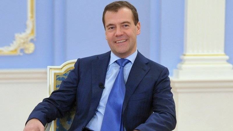 Медведев предложил Алиханову подумать о смене «профиля работы»