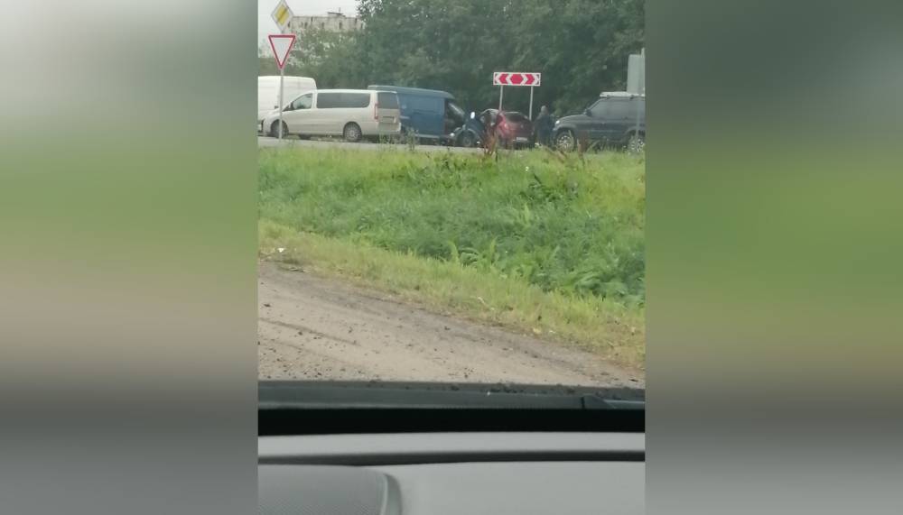 В Войсковицах Ленобласти авария с фургоном и легковушкой собрала пробку