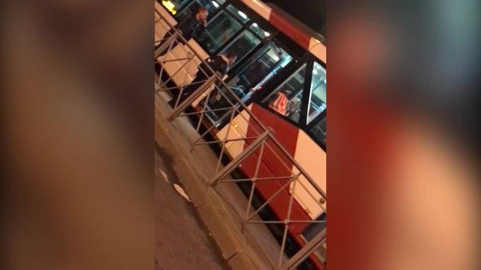В трамвае Купчино подрались трое пассажиров: двое избили ногами петербуржца - piter.tv