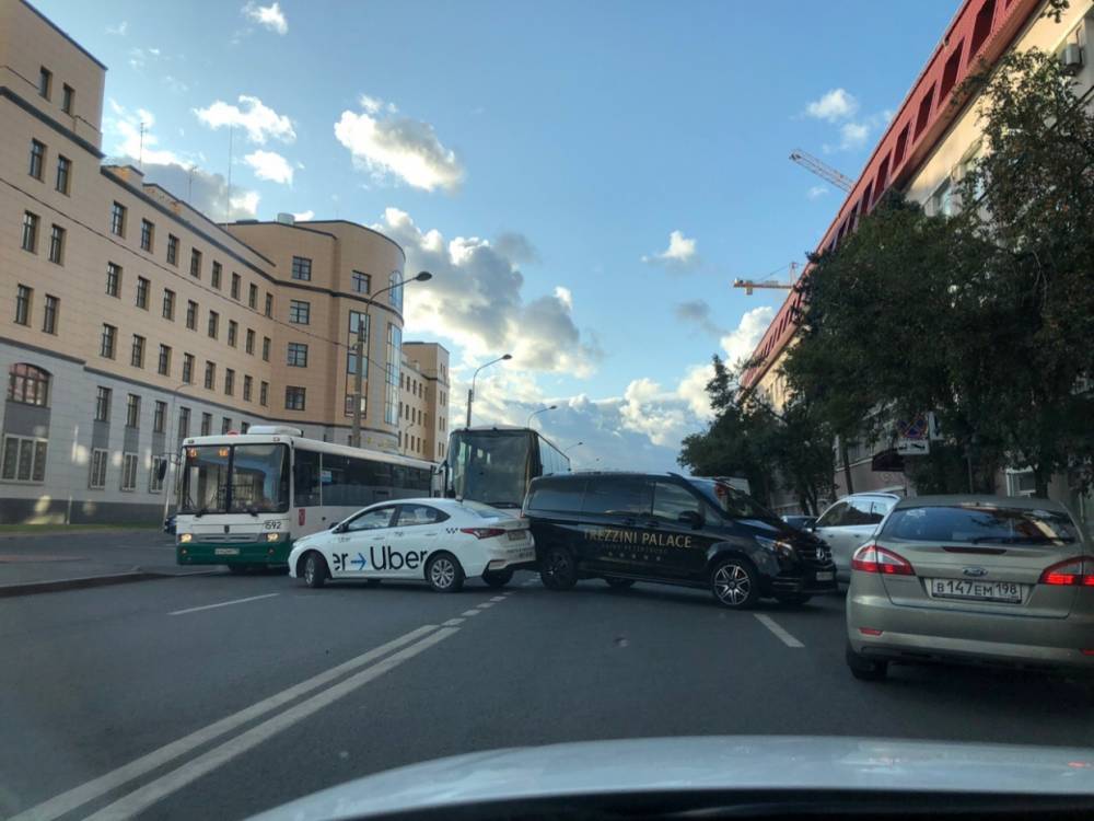 Такси Uber и развозка отеля после ДТП перегородили Уральскую улицу в Петербурге