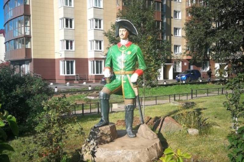 Во дворе дома на Новоколомяжском появилась скульптура Петра Первого в зеленом камзоле