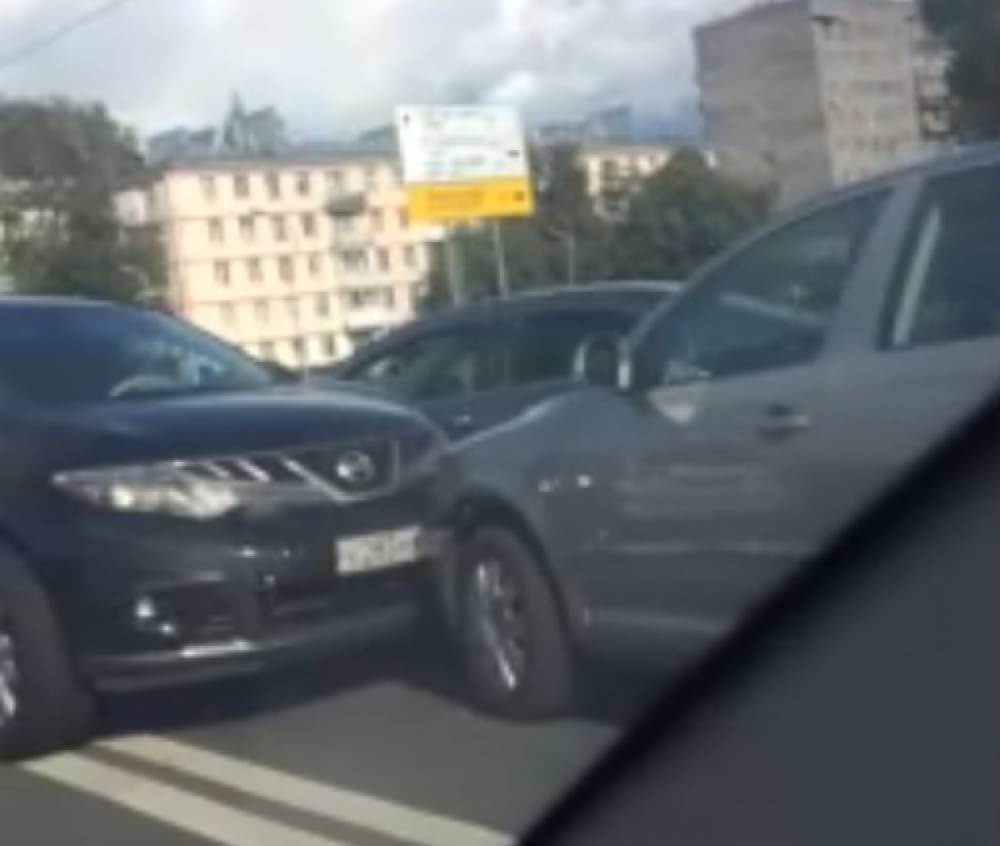 Три иномарки притянулись друг к другу и устроили пробку на Митрофаньевском шоссе