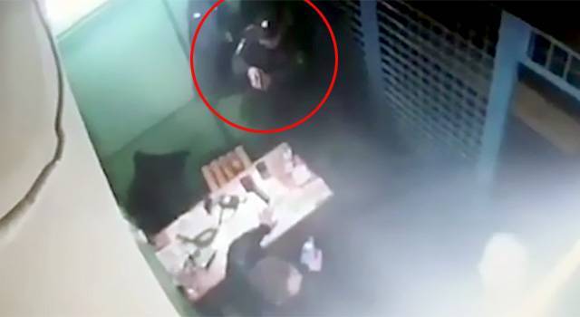 Камеры сняли, как полицейский расстрелял коллег в Москве (18+)