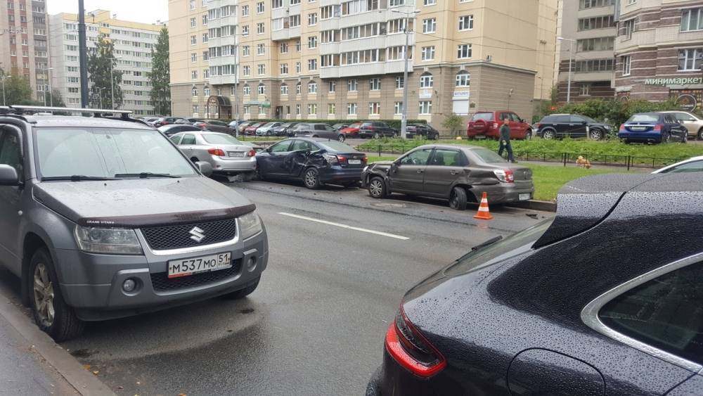 В Петербурге Toyota протаранила три припаркованные легковушки на улице Есенина