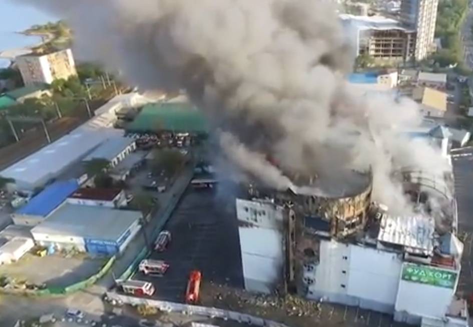 Пожарные локализовали пожар в торговом центре во Владивостоке
