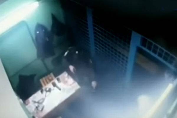 В Сети появилось видео расстрела полицейских у метро в Москве