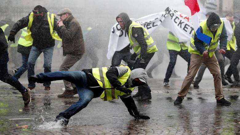Тридцать человек задержаны в Париже в ходе акции «желтых жилетов»