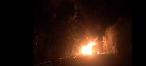 Видео: фура с пиротехникой загорелась и устроила салют посреди дороги