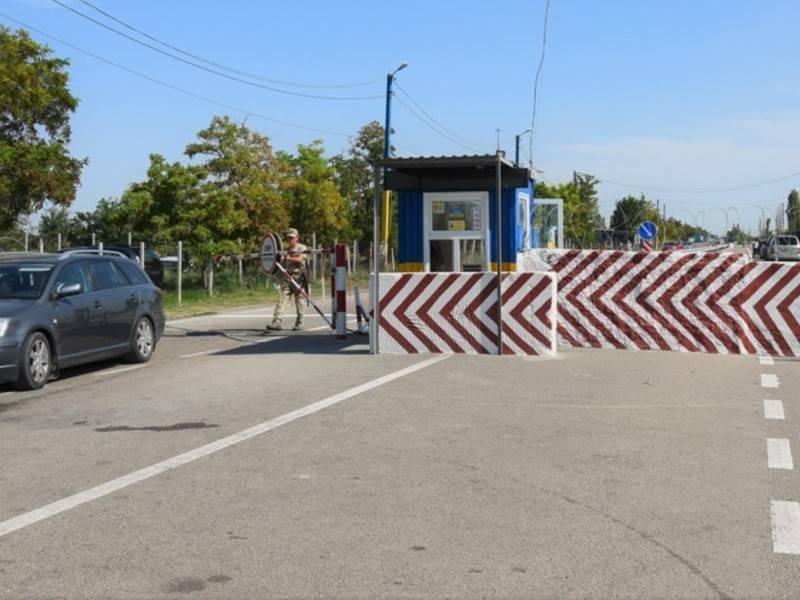 Украина закрывает автомобильный пункт пропуска на границе с Крымом