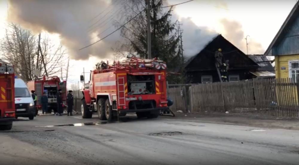 Минувшей ночью в Ломоносовском районе пожарные тушили жилой дом