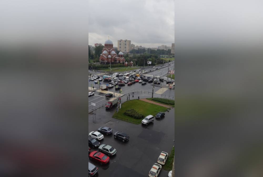 Неработающий светофор на углу Гражданского и Луначарского собрал автомобили в кучу