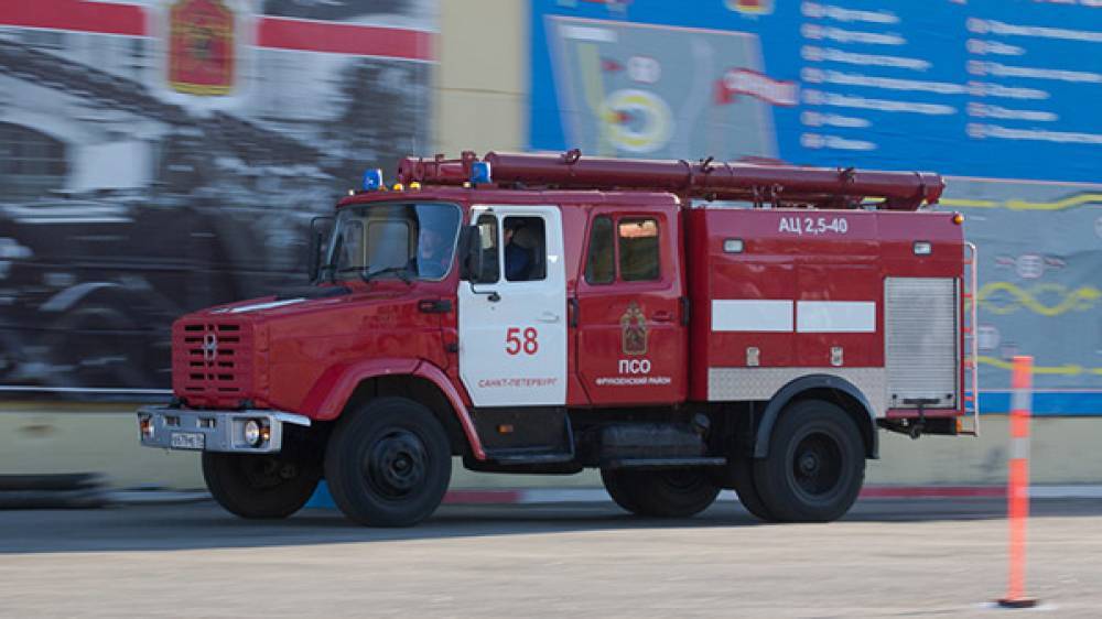 На&nbsp;Старогатчинском шоссе Петербурга пожарные потушили горящий Mercedes
