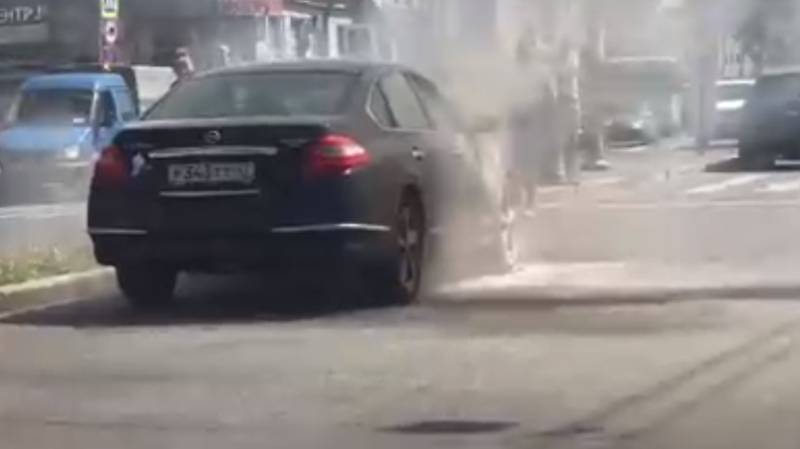 Пожарные потушили полыхающий Mercedes на Петергофском шоссе