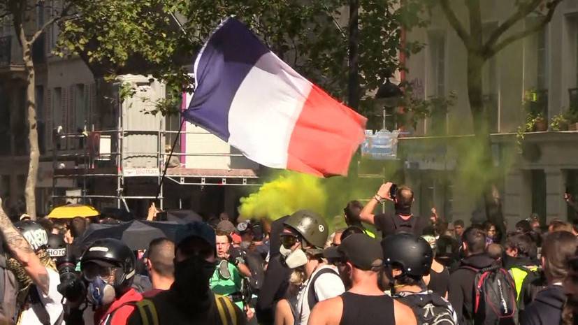 Разбитые витрины и слезоточивый газ: в Париже проходит 45-я акция протеста «жёлтых жилетов»