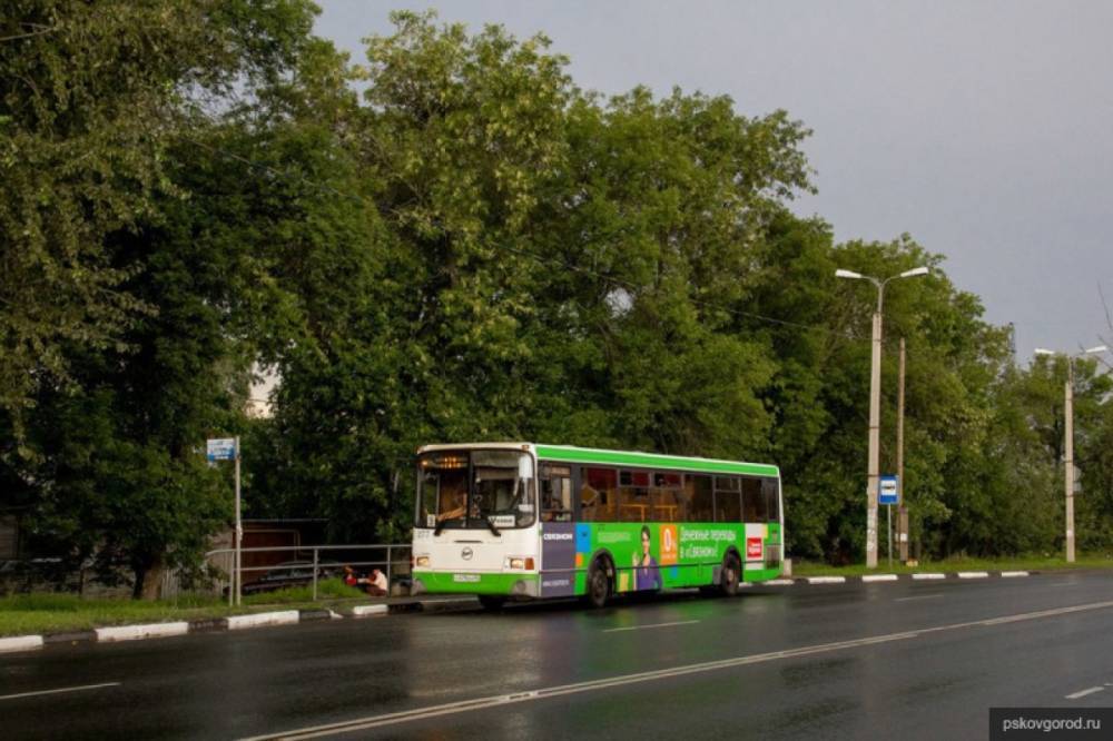 В Пскове водитель автобуса проехал пять метров с зажатыми в дверях пассажирами
