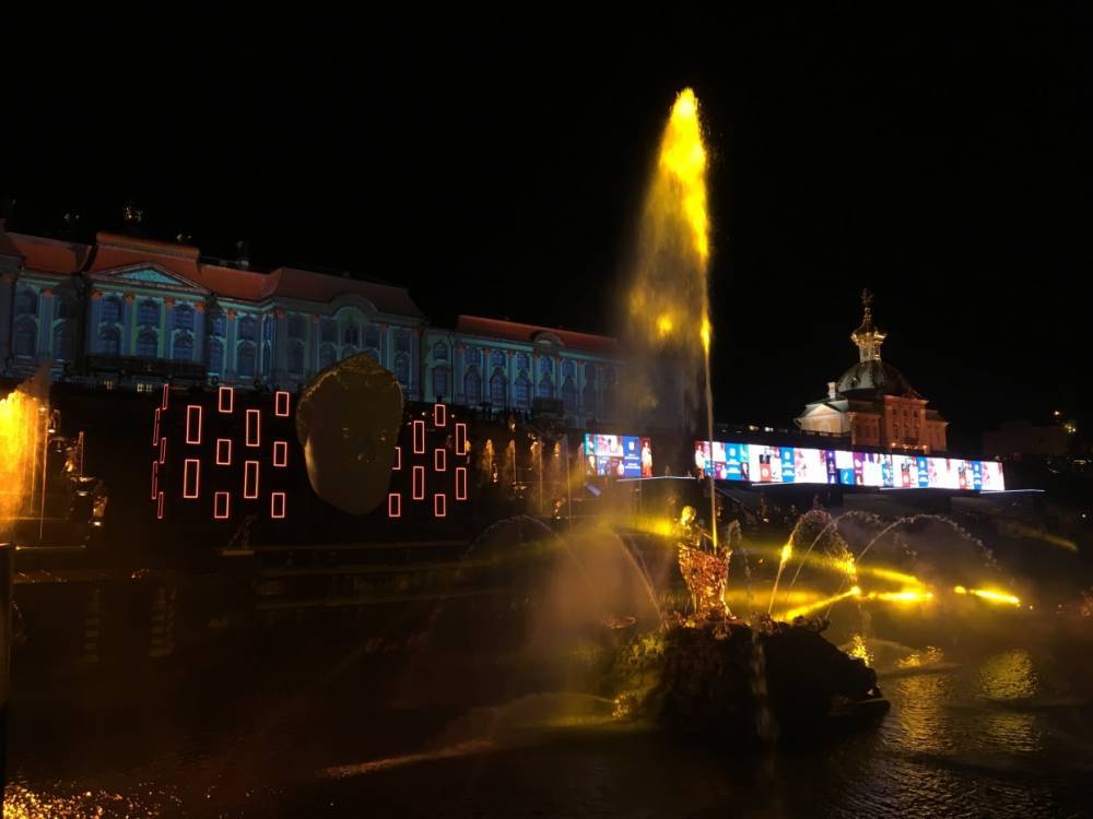 Петербуржцы делятся фото и видео с грандиозного праздника фонтанов в Петергофе