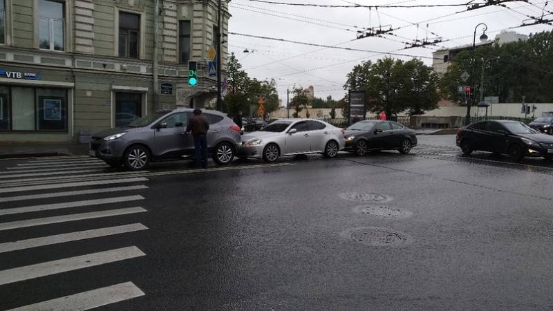 Три машины образовали «паровозик» у пешеходного перехода на Каменноостровском
