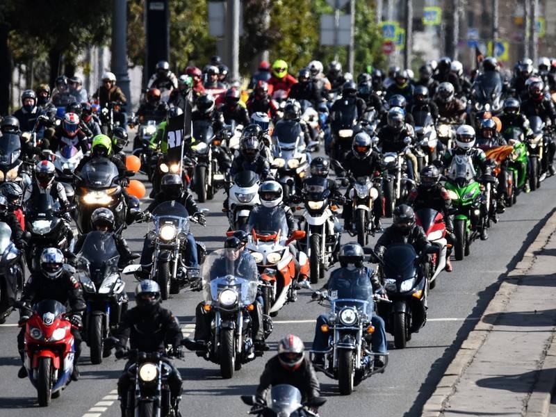 Тысячи мотоциклистов закрыли мотосезон заездом по Садовому кольцу