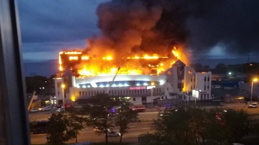 Серьезный пожар в торговом центре Владивостока локализован