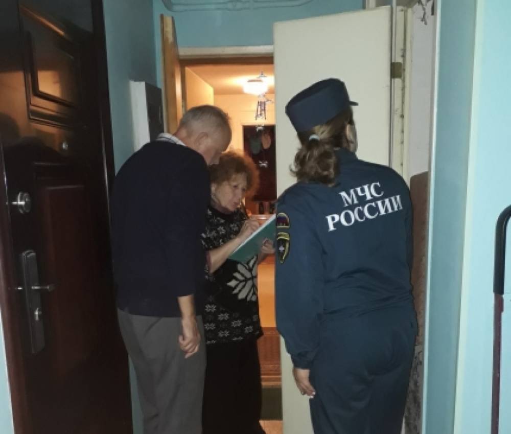 Спасатели напомнили жителям дома в Светогорске правила пожарной безопасности