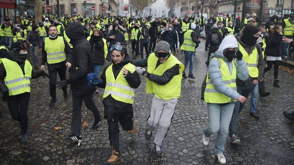 В Париже в ходе субботних протестов задержали 137 человек