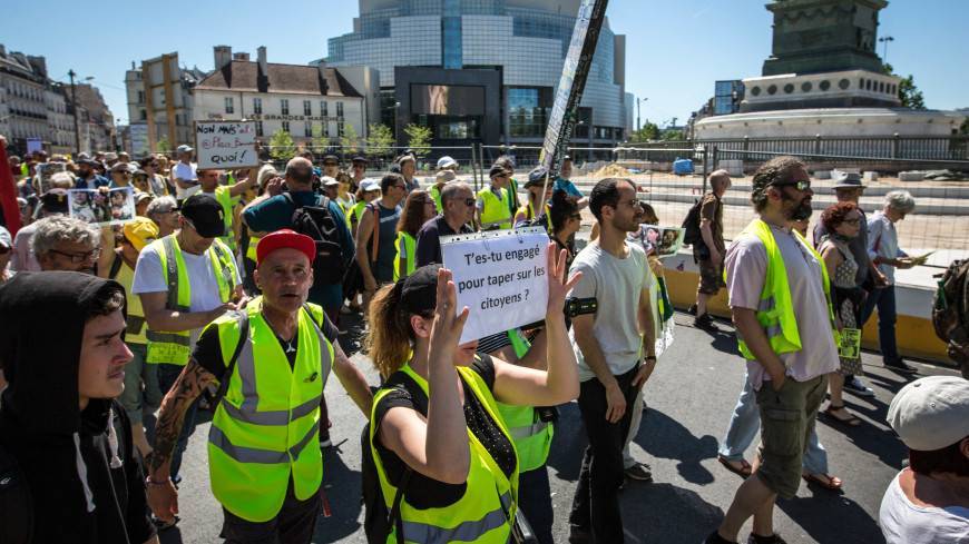 Более 150 человек задержали во время протестов в Париже