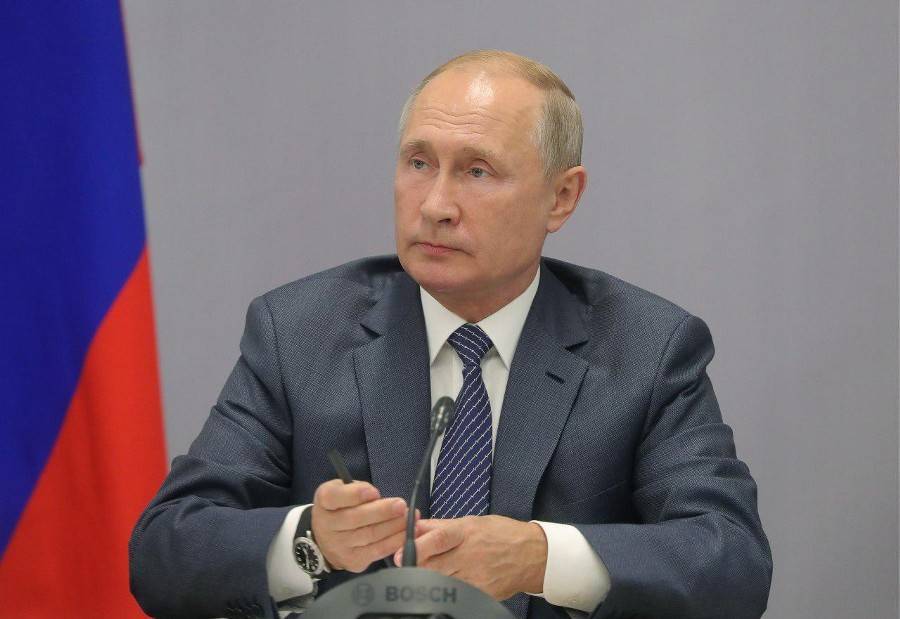 Путин повысил зарплаты дипломатам и чиновникам