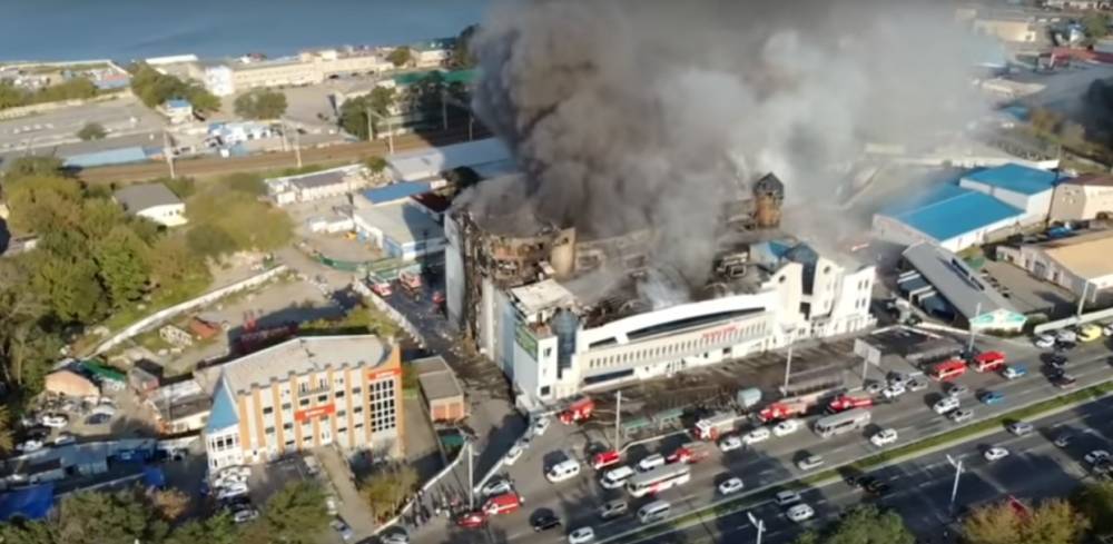 В Сети появилась видеозапись последствий крупного пожара в ТЦ Владивостока с воздуха