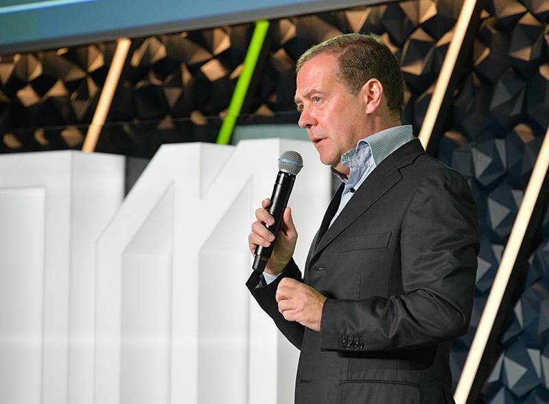 Медведев предложил молодому губернатору сменить работу