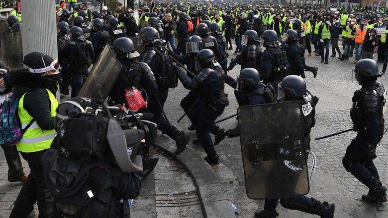 В Париже против "желтых жилетов" пустили газ