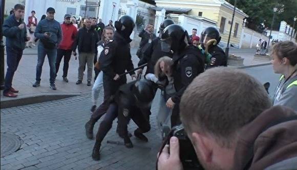 СКР отправил в Росгвардию заявление девушки, избитой полицейским на митинге в Москве