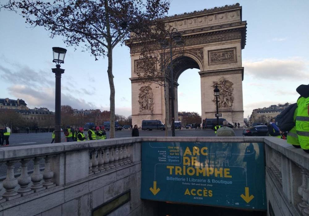Парижская полиция жестко пресекла демонстрацию «желтых жилетов» с помощью БТР