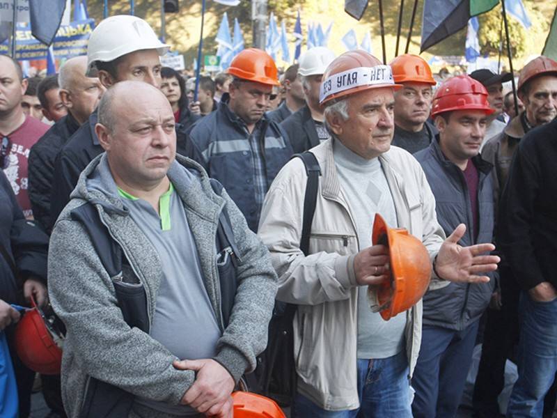 Украинские шахтёры после акций протеста поднялись на поверхность