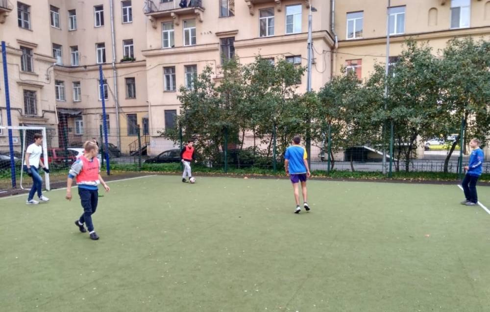 В Кировском районе Петербурга корабелы обыграли судостроителей в футбол