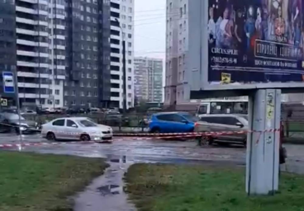 Петербуржцы сняли на видео потоп на улице Коллонтай у ТРК «Лондон Молл»