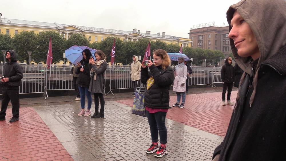 Петербургская молодежь провела митинг с творческими выступлениями в поддержку города