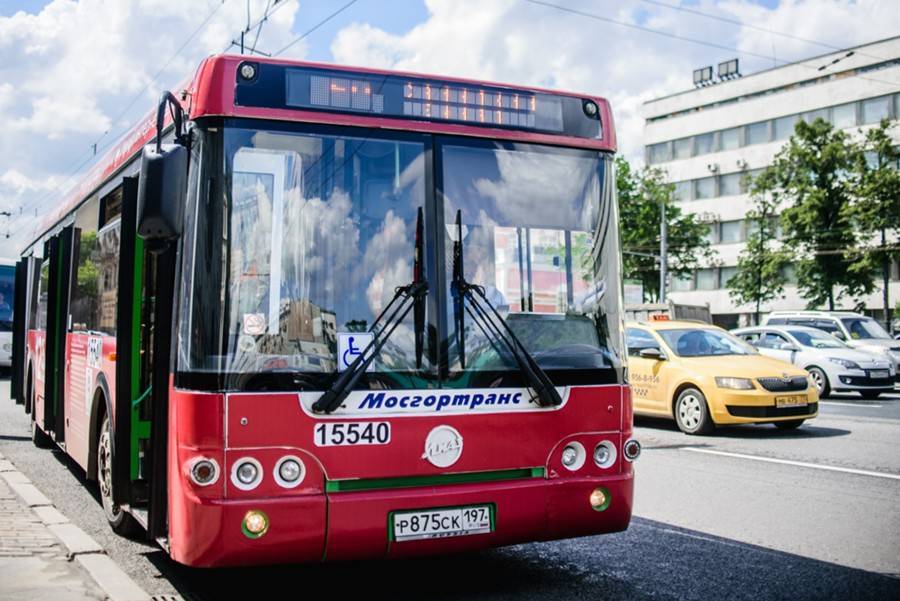 Маршруты наземного транспорта изменят в районе станции метро "ЦСКА" из-за футбола