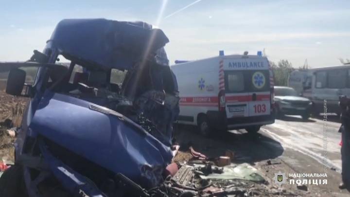 Столкнулись автобус и бензовоз: 9 человек погибли под Одессой