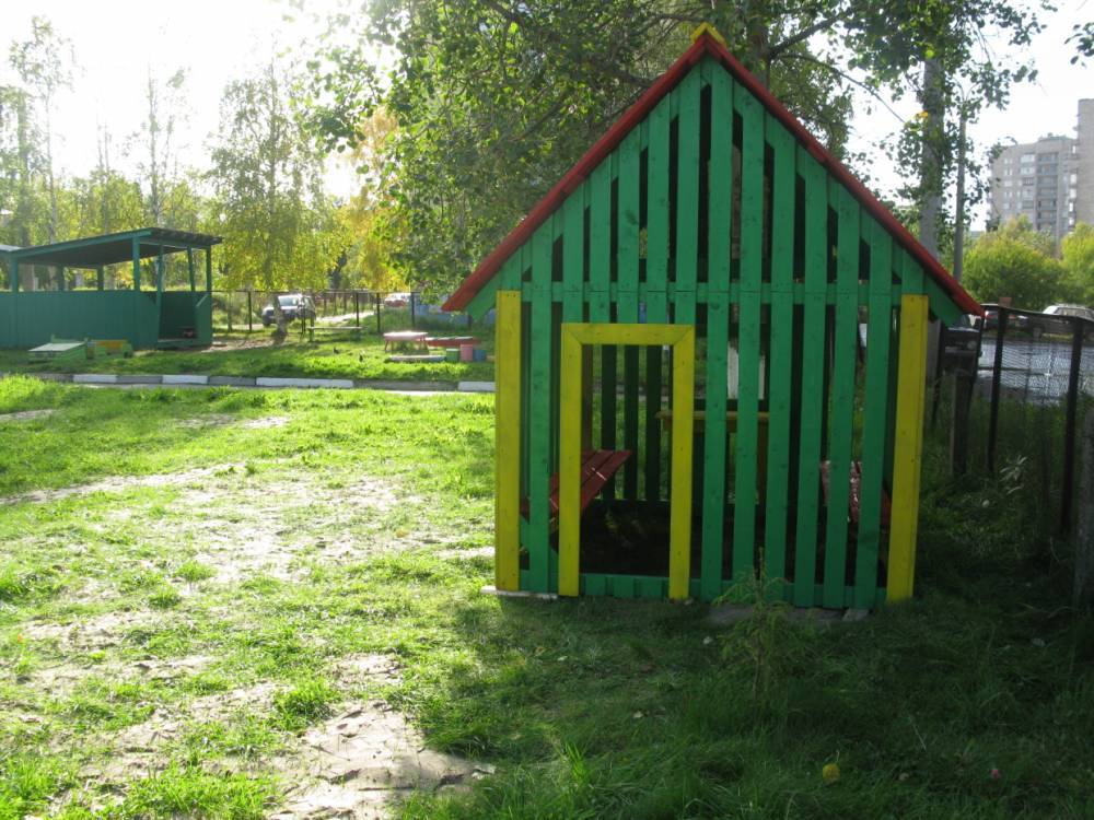 В Приморском районе заключенные изготовили домик для детского сада