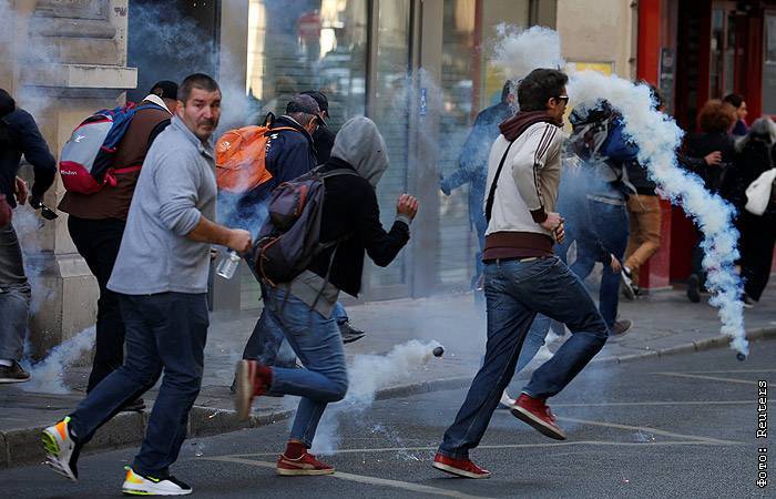 Полиция применила слезоточивый газ против "желтых жилетов" в Париже