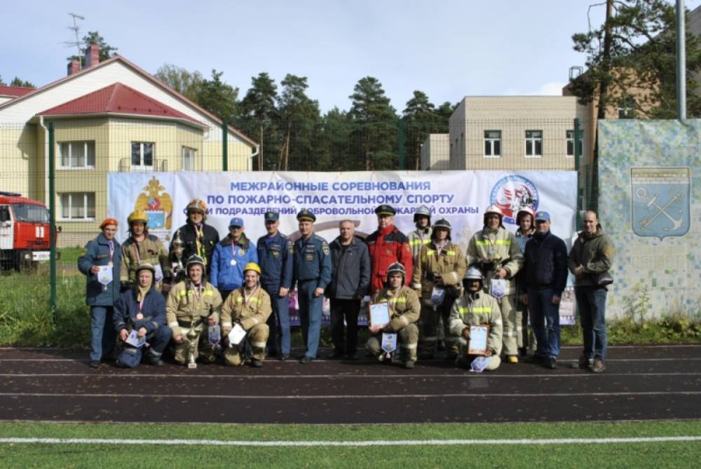 В деревне Кошкино спасатели состязались в надевании спецодежды и тушении пожаров