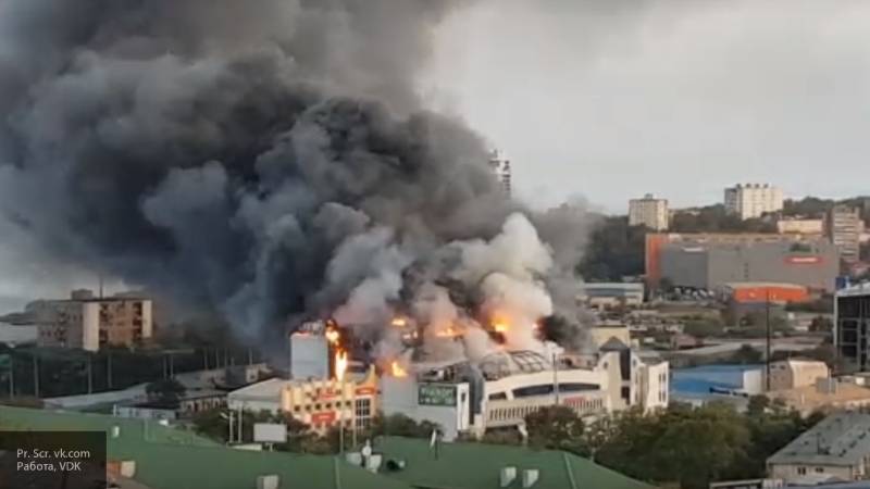 Четыре из пяти этажей торгового центра во Владивостоке выгорели